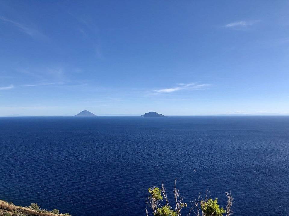 Stromboli e Panarea all'orizzonte dal villaggio preistorico di Portella