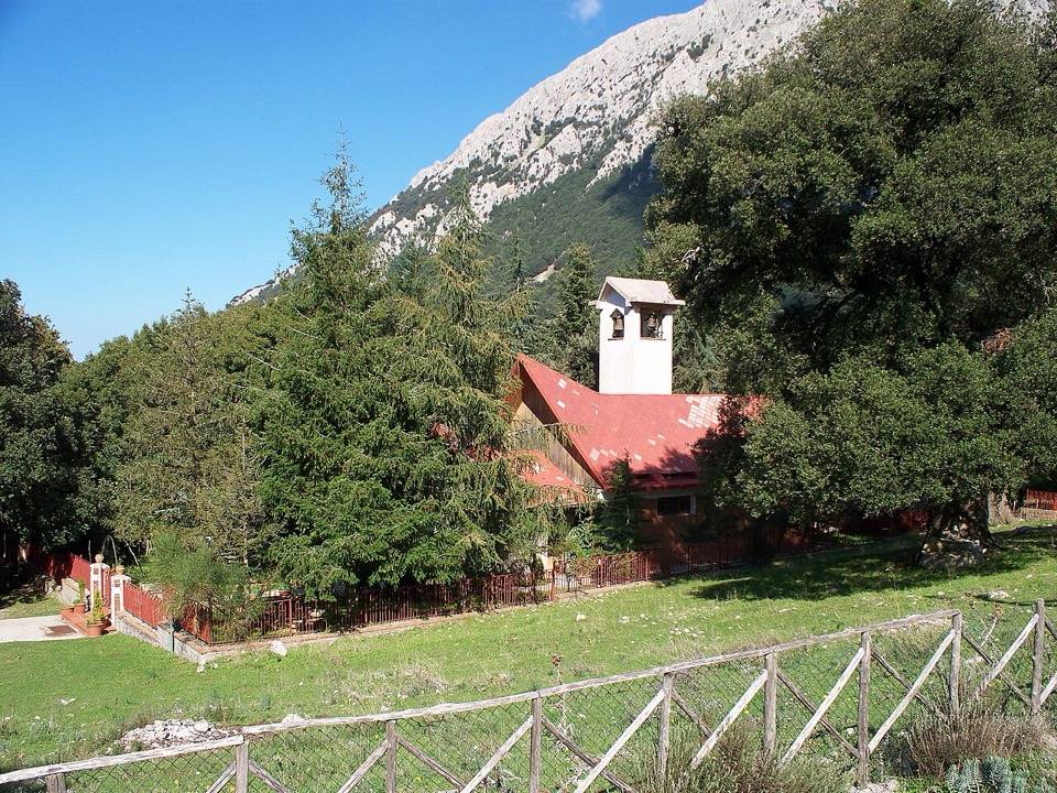 La chiesa di San Paolo Apostolo a Piano Zucchi, fra gli abeti sotto le Madonie