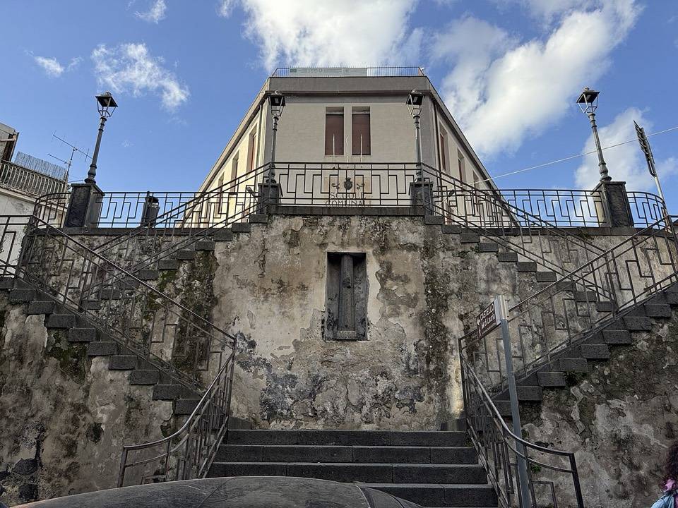 Una scalinata in pietra lavica nel centro di Castiglione di Sicilia