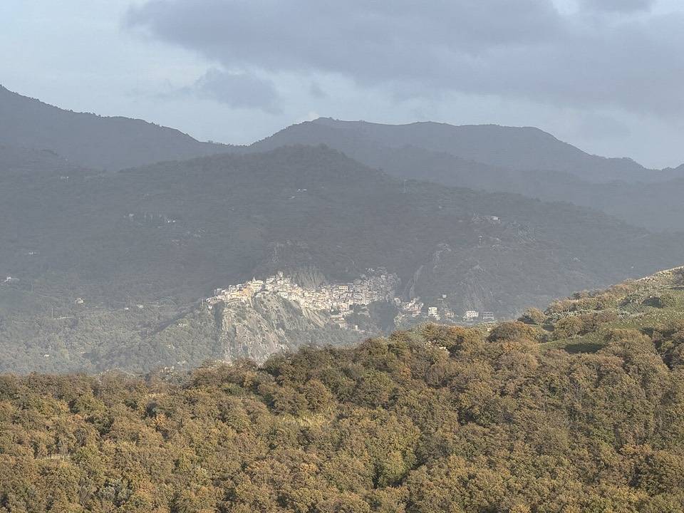Francavilla di Sicilia in fondo alla valle, vista dai dintorni di Castiglione