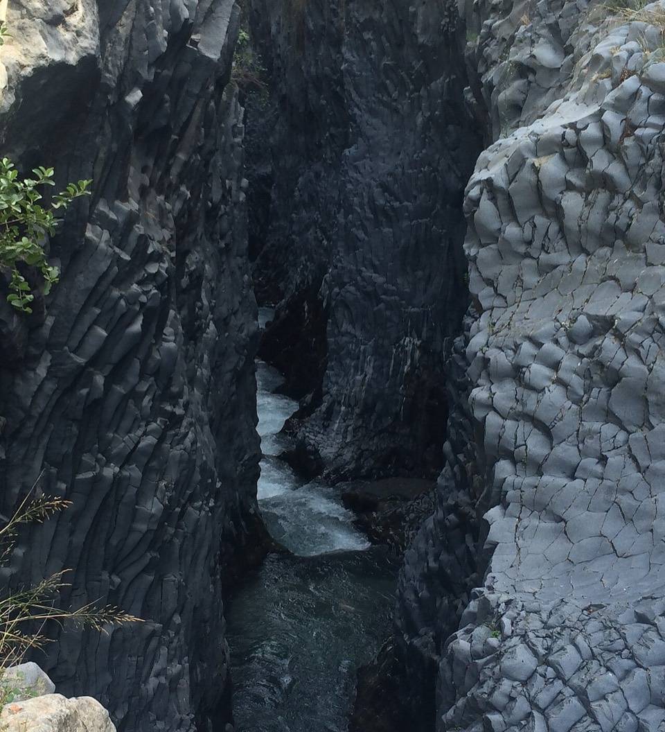 Le pareti di basalto colonnare delle gole dell'Alcantara