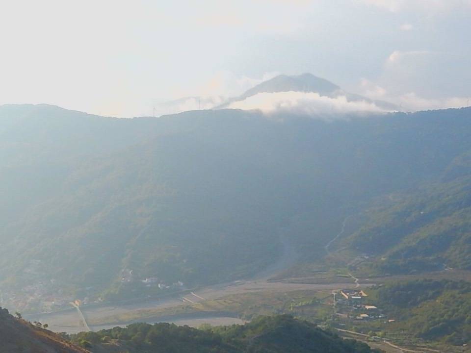 La valle di Fondachelli Fantina ai piedi della Montagna Grande, nella foschia