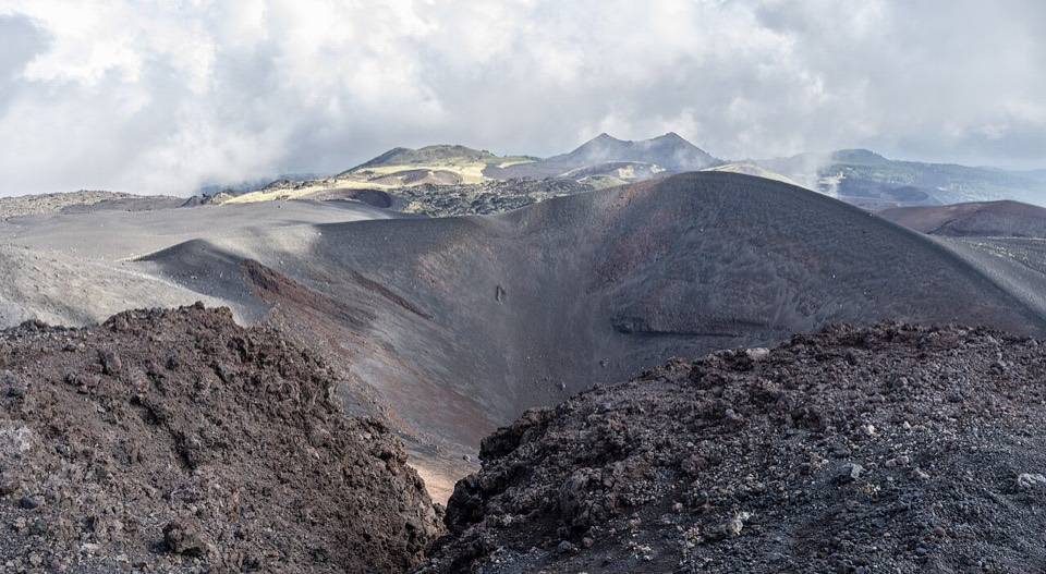 Un cratere secondario dell'Etna visto dal bordo, con altri coni sullo sfondo