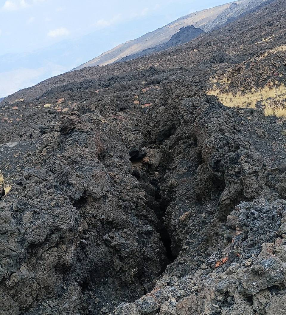 Una fessura eruttiva dell'eruzione del 1947 aperta nella lava, sull'Etna