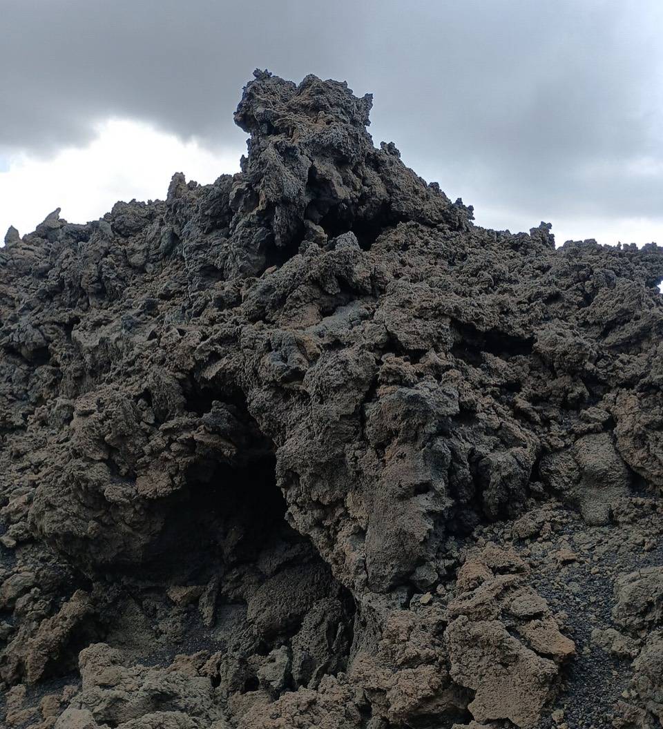 Blocchi di lava scoriacea lasciati dall'eruzione del 1947
