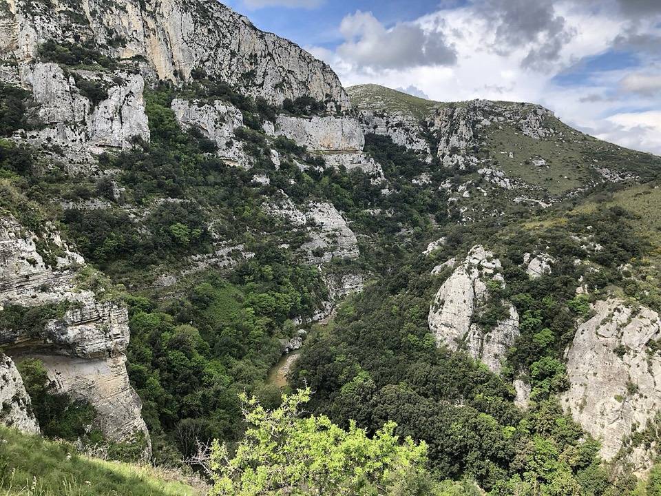 Le pareti di Cavagrande del Cassibile viste dal sentiero di mezza costa nord
