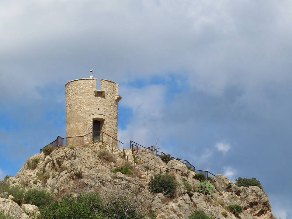 Torre Bennistra sulla rupe sopra Scopello, con la scala e la ringhiera che salgono alla torre