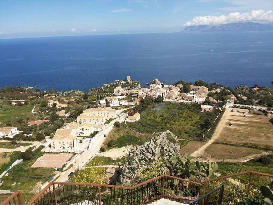 Il borgo di Scopello e il mare visti dall'alto di Torre Bennistra