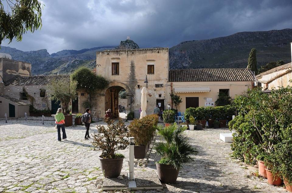 L'ingresso del Baglio di Scopello, con Torre Bennistra sulla collina alle spalle