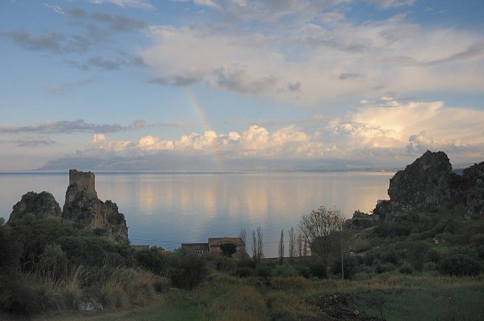 La costa sotto Scopello con la torre sul faraglione e il golfo di Castellammare