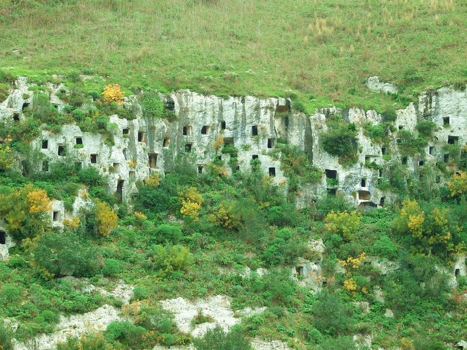 Le tombe a grotticella scavate nella parete calcarea della necropoli di Pantalica