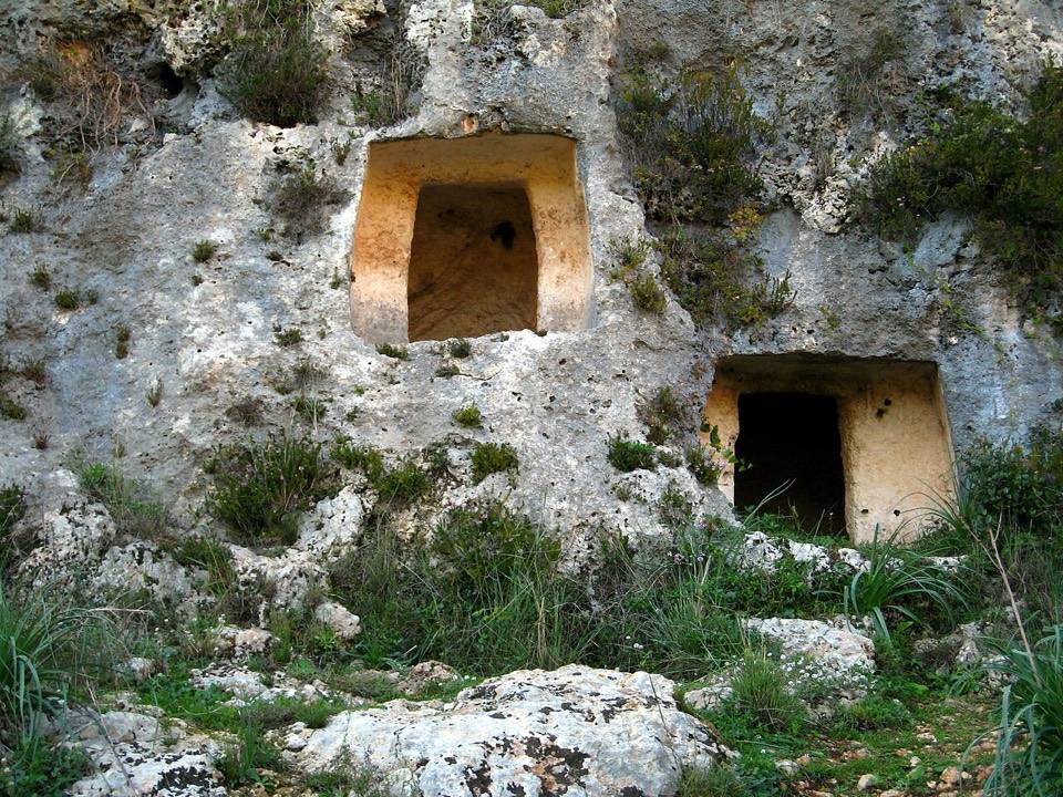 Due tombe a camera scavate nella roccia della necropoli nord di Pantalica