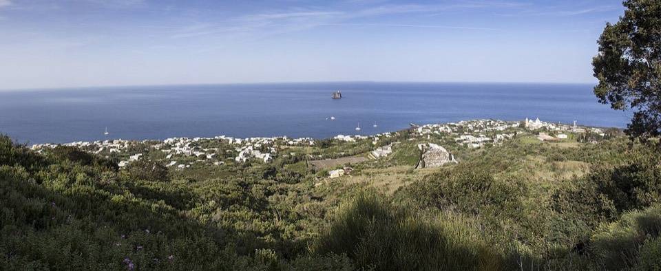 Il paese di Stromboli e il mare visti dalla macchia lungo la salita
