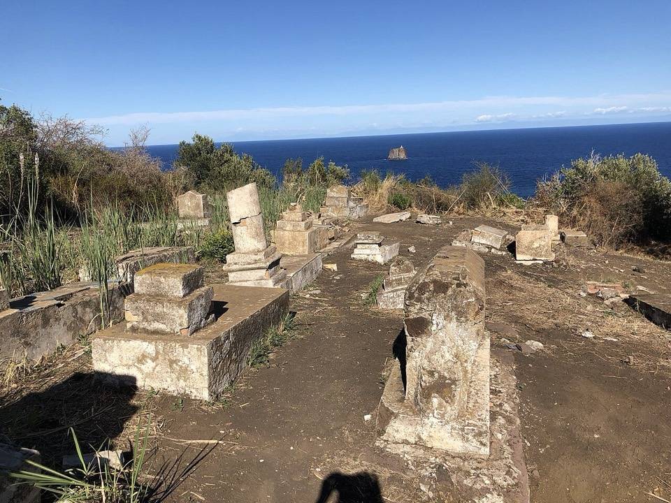 Le tombe del vecchio cimitero di Stromboli, con il mare e Strombolicchio sullo sfondo