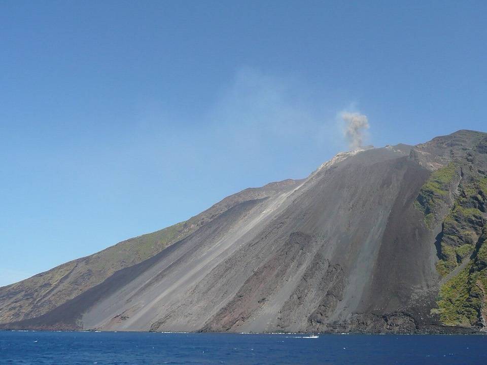 La Sciara del Fuoco vista dal mare, con il fumo dei crateri in cima