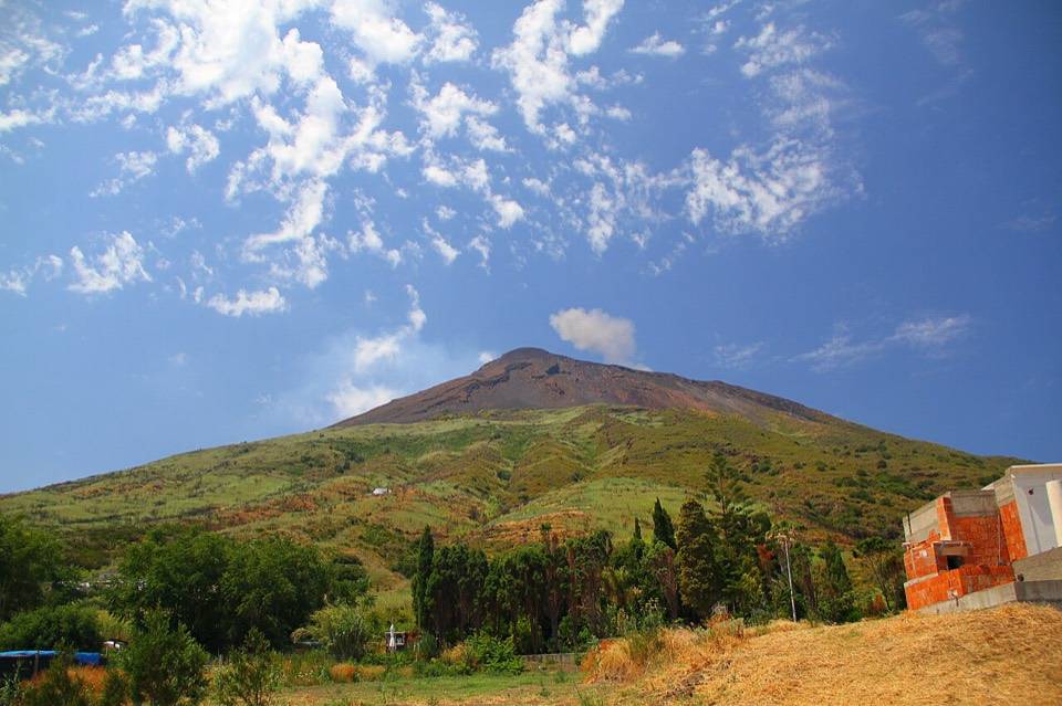 Il cono dello Stromboli visto dal paese, con i campi e la macchia sui fianchi bassi