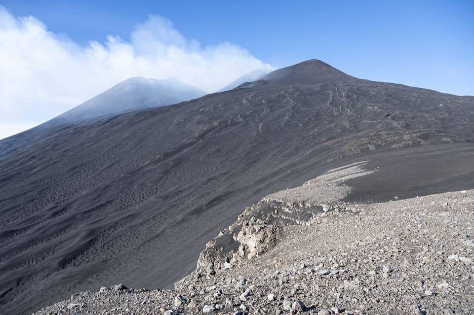 I crateri sommitali dell'Etna fumanti visti dalla cresta di cenere a 2800 metri