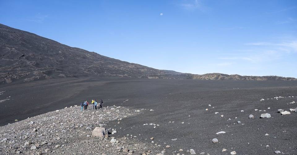 La distesa di cenere e sassi a 2800 metri percorsa da un gruppo di escursionisti