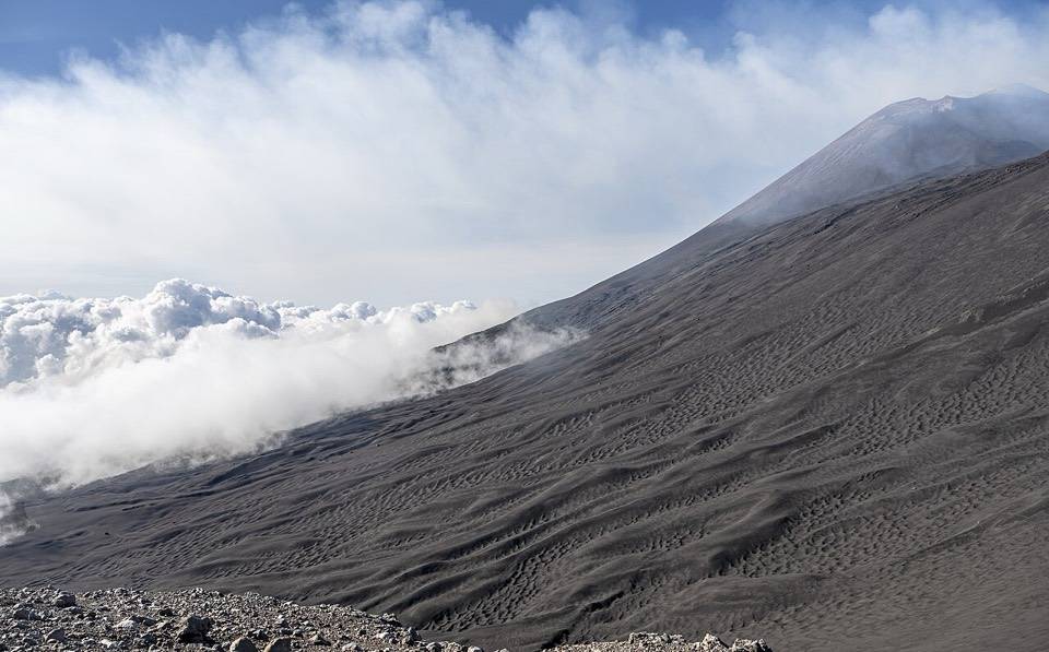 Il mare di nuvole sotto i pendii di cenere dell'Etna a quota 2800