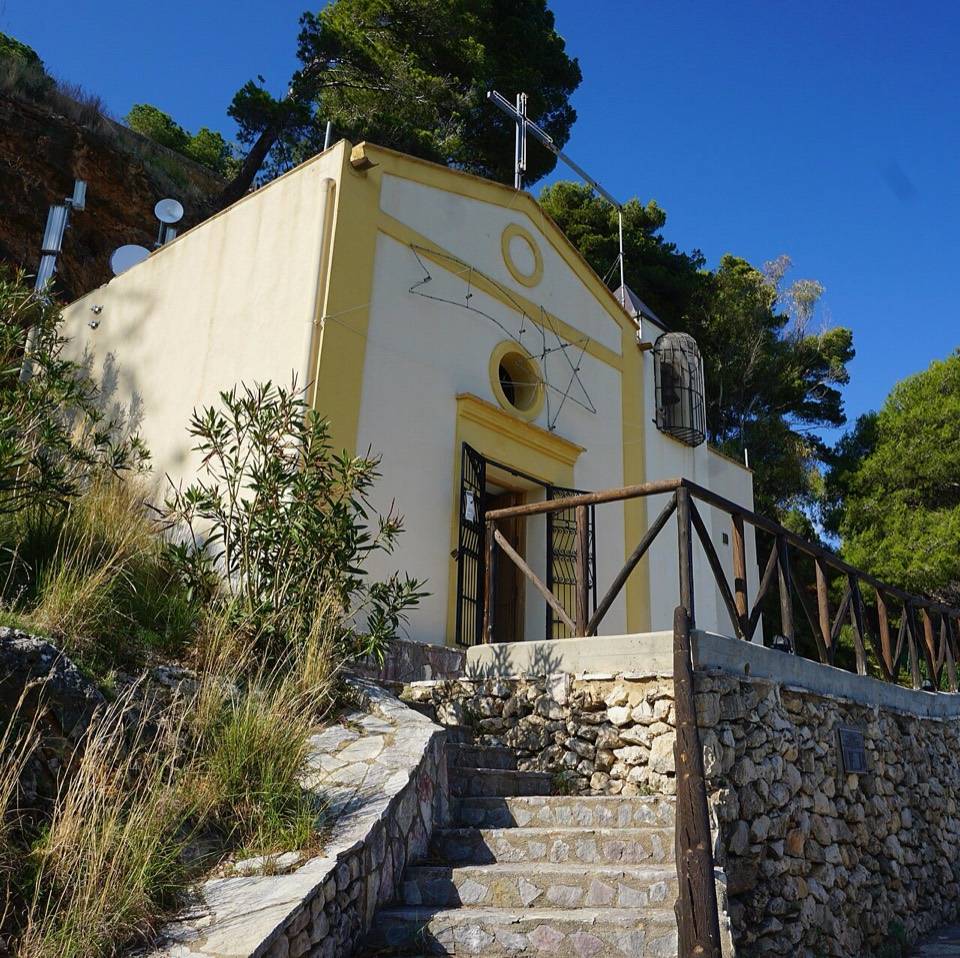 Il santuario della Madonna della Scala con la scalinata d'accesso, sopra Castellammare del Golfo
