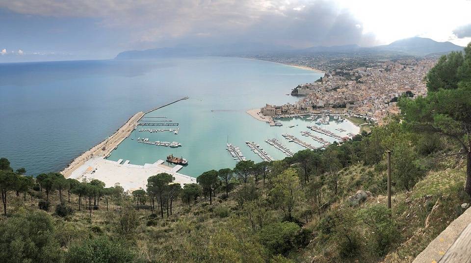 Il porto e la spiaggia di Castellammare del Golfo dal pendio con pini e macchia