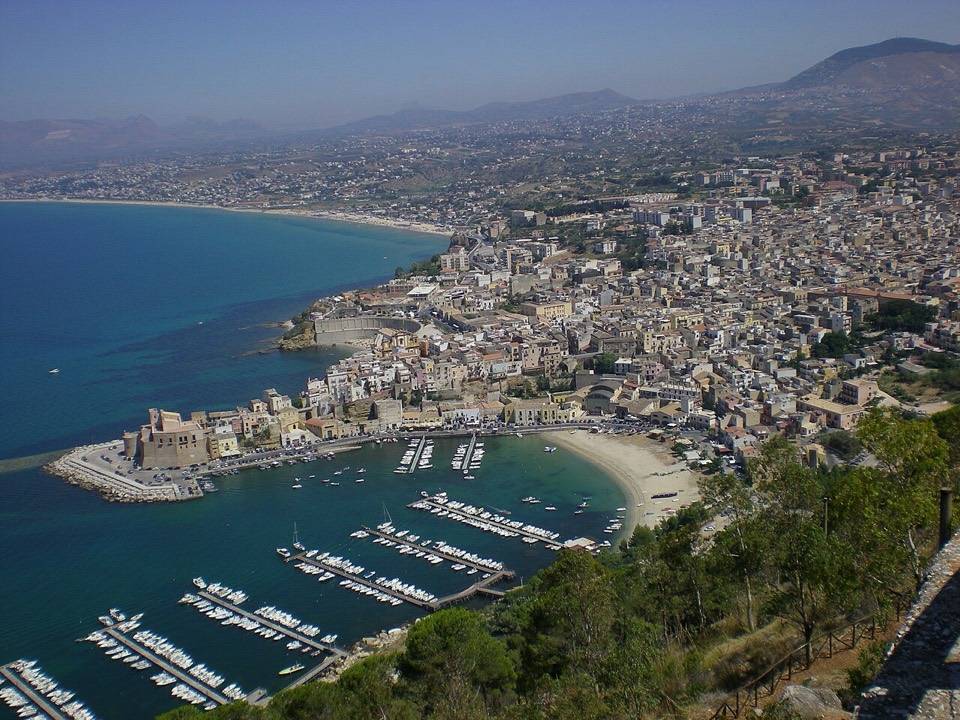 Castellammare del Golfo, il castello e il porto visti dall'alto del pendio