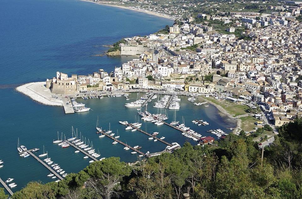 Il castello, il molo e il centro di Castellammare del Golfo visti dall'alto