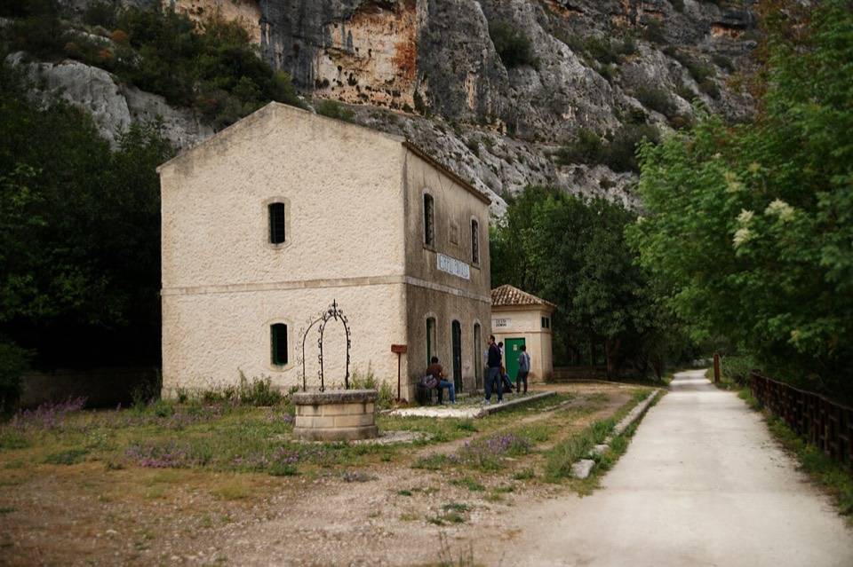 L'ex stazione Necropoli di Pantalica sotto le pareti di roccia, con la pista che la costeggia