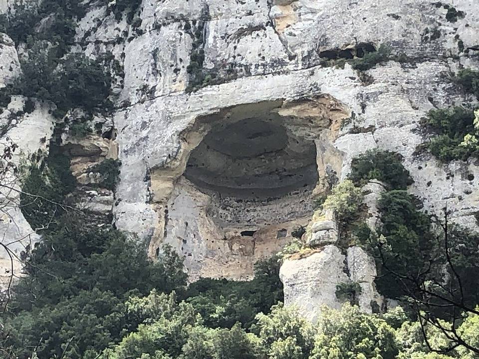 La Grotta della Stella, grande cavità nella parete calcarea di Pantalica