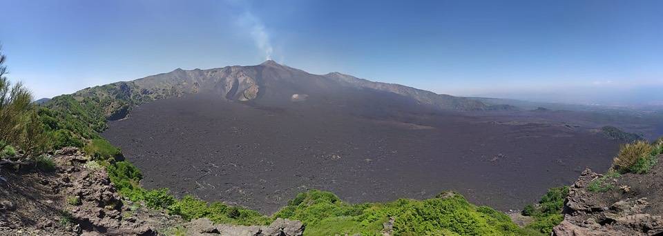 La Valle del Bove e il fianco est dell'Etna viste da Monte Zoccolaro