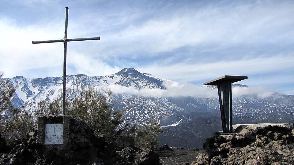 La croce e l'altare in cima a Monte Zoccolaro, con l'Etna innevato sullo sfondo