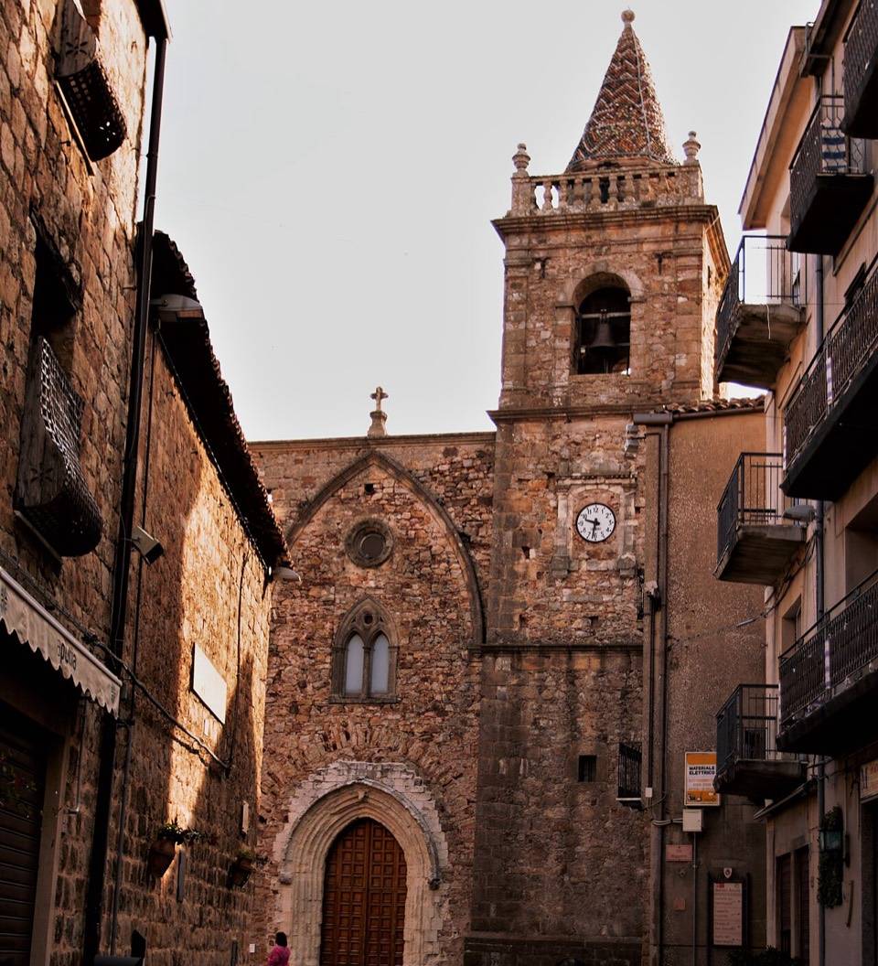 La Chiesa Madre di Santa Maria Maggiore fra le case di Geraci Siculo, alla partenza
