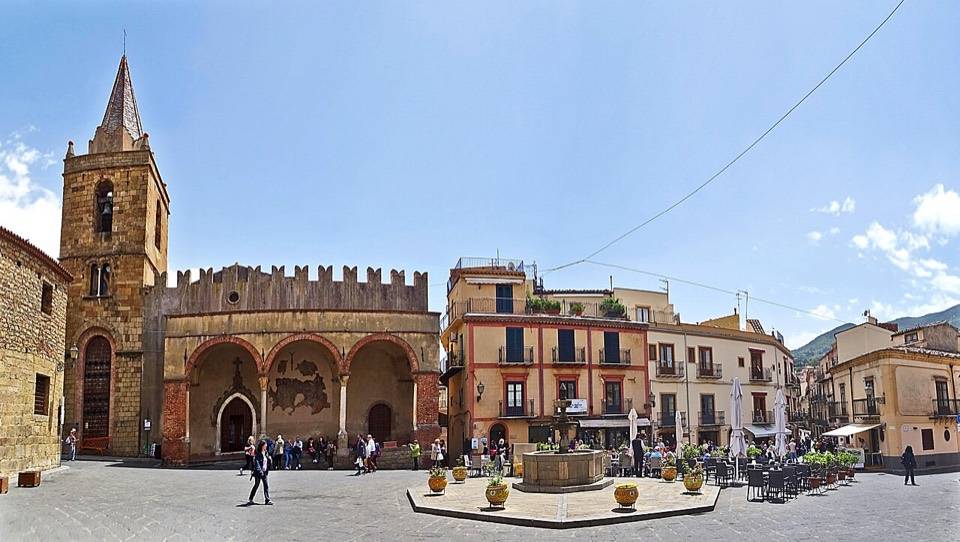Piazza Margherita a Castelbuono con la Matrice Vecchia, all'arrivo della tappa