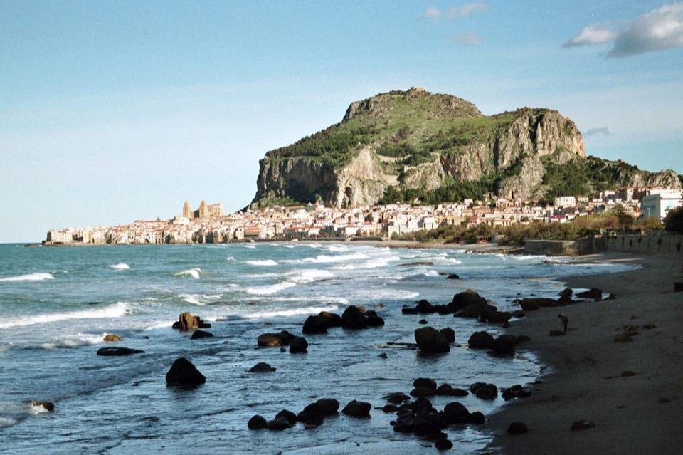 Cefalù e la Rocca viste dalla spiaggia, meta finale della tappa
