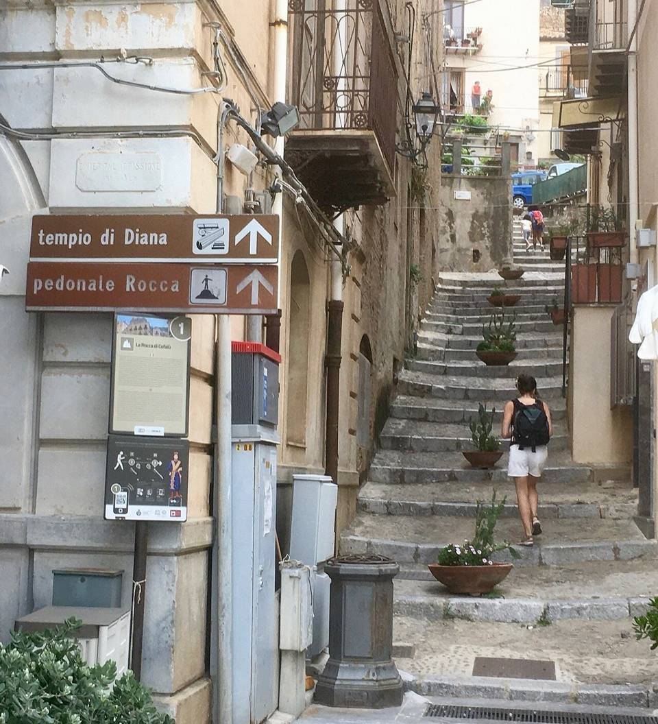 Scalinata nel centro di Cefalù con le indicazioni per il Tempio di Diana e la Rocca