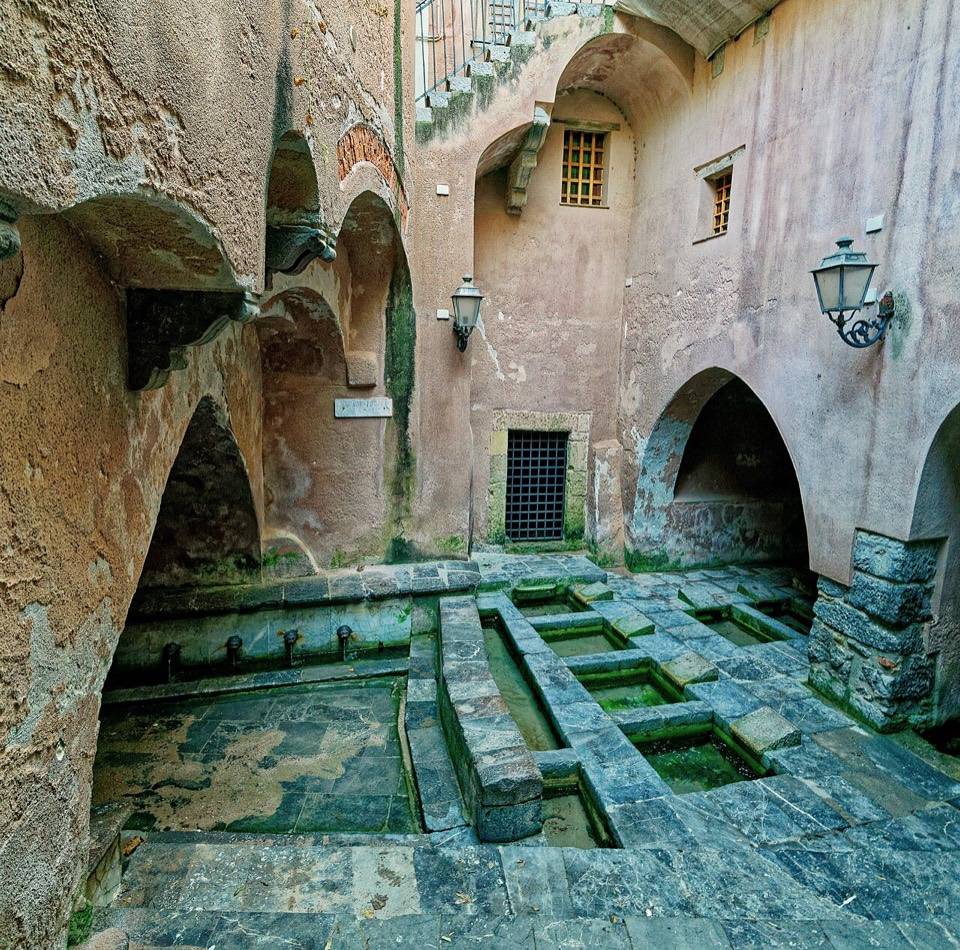 Il lavatoio medievale di Cefalù, con le vasche scavate nella roccia