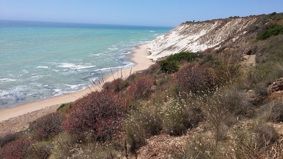 La costa agrigentina a piedi: falesie bianche, riserve e divieti. Paesaggio siciliano legato al tema della guida.